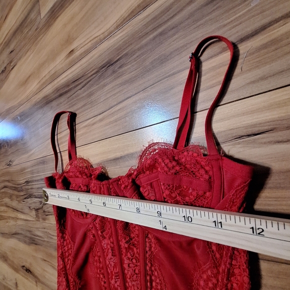 Out From Under M Red Lace Corset Top Y2K 90s Romantic Feminine Vamp Club Date - Picture 7 of 7